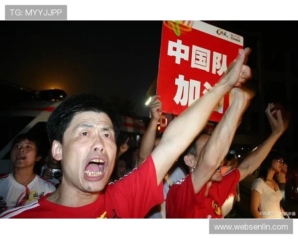 国足迎战韩国赛前奏响国歌激励士气展现团结精神